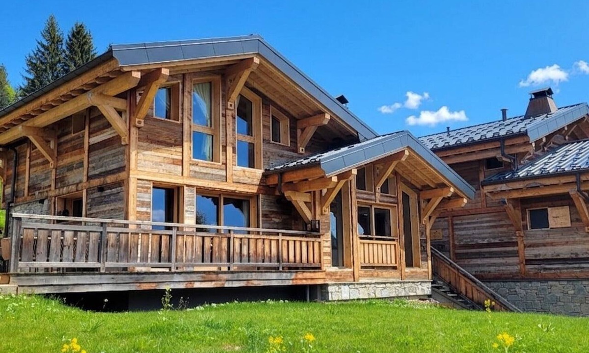 Les Gets Ski Chalet | Luxury chalet in Les Gets with hot tub and pets allowed, close to slopes