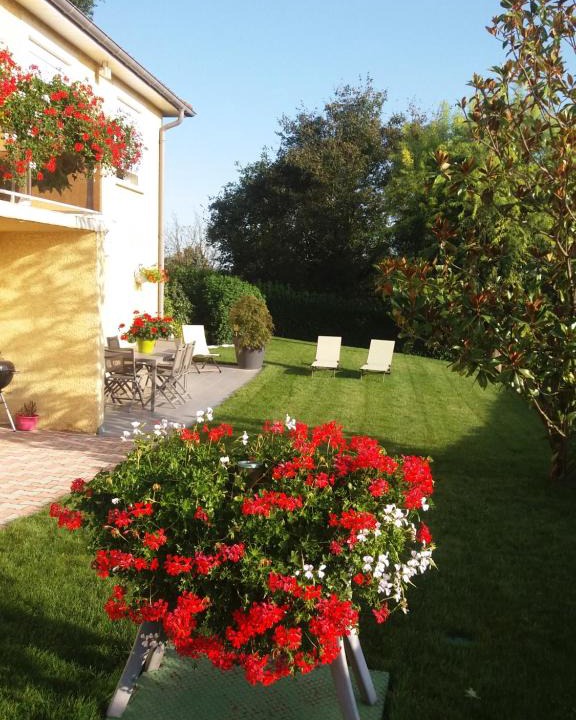Janneyrias Apartment | Ma maison fleurie proche AEROPORT LYON ST EXUPERY, LDLC ARENA, Groupama Stadium,Eurexpo