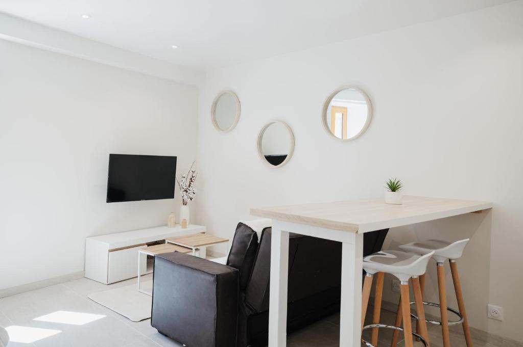 Embrun Apartment | Magnifique Loft Balnéo Hammam #3