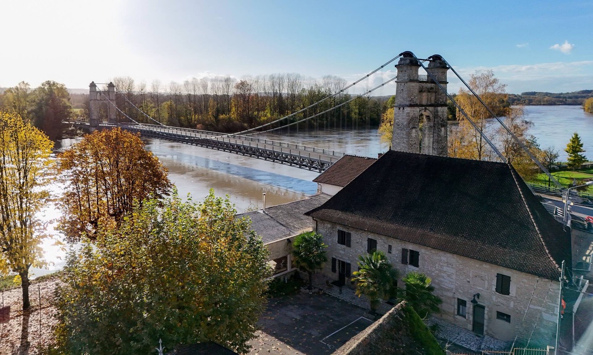 Saint-Benoit House | Maison de Charme en Pierres, les Pieds Dans L'eau
