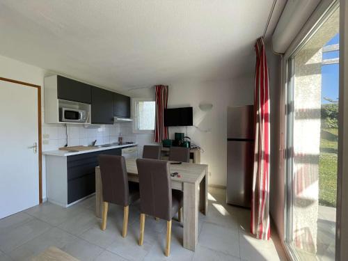Salavas House | Maison duplex avec clim, 2 piscines, terrasse, parking, animaux admis - 8 pers. - FR-1-382-165