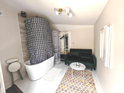 Plessis-le-Roi House | Micro studette indépendante non-fumeur, 10 m2, 45 min de Paris, sanitaires dans la même pièce que le couchage sans cloison, WiFi, kitchenette, mini terrasse, jardin, canapé lit 120x180 cm, gabarit léger, non adapté aux attentes hôtelières