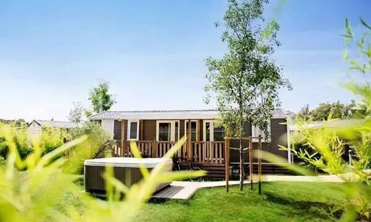 Greoux-les-Bains House | Mobile Home | Ultimate | 2 Bedrooms | 4 Guests | Raised Deck with Jacuzzi | A/C | TV