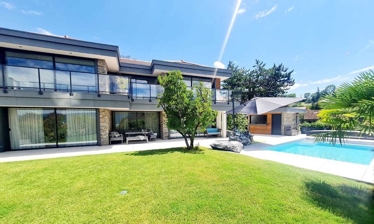 Menthon-Saint-Bernard House | New villa with air conditioning, a pool, and views of the lake, the castle, the mountains, and shops within walking distance