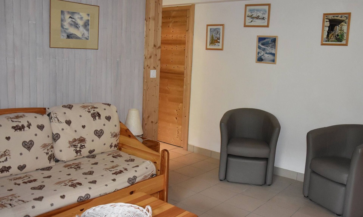 Pralognan-la-Vanoise Apartment | Peaceful chalet with terrace, pets welcome, 4 pax