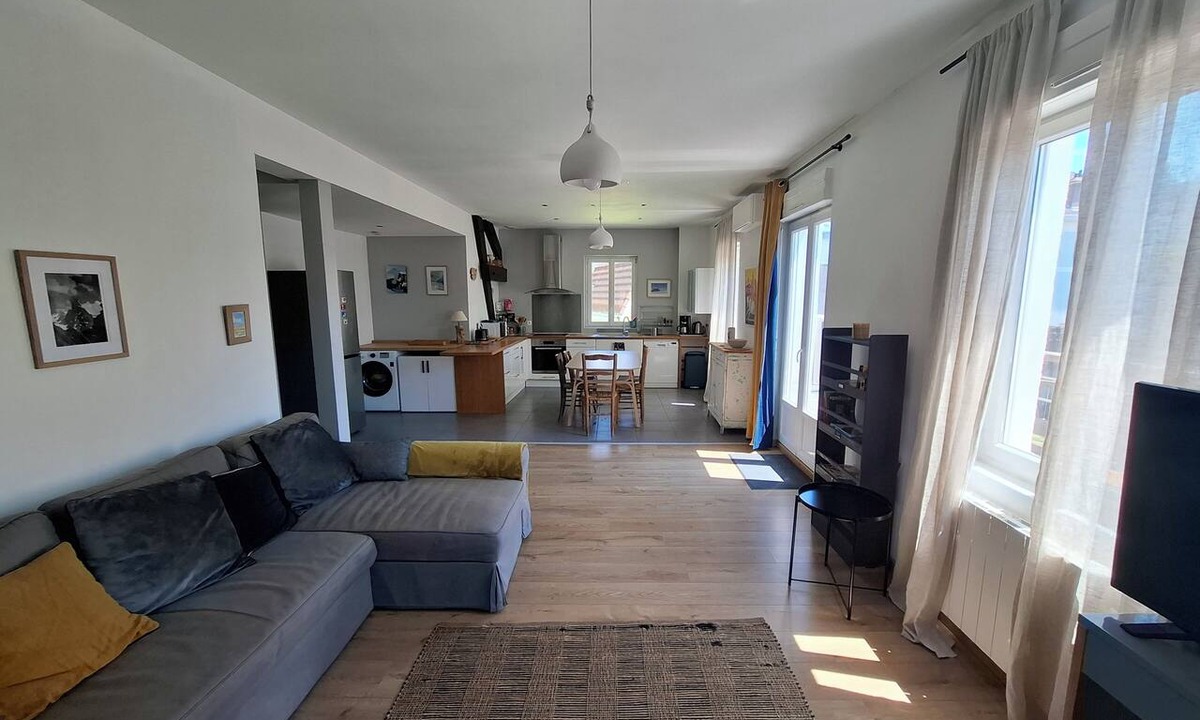 Aix-les-Bains City Center Apartment | Quiet, bright apartment, 400 metres from the town center, with parking lot