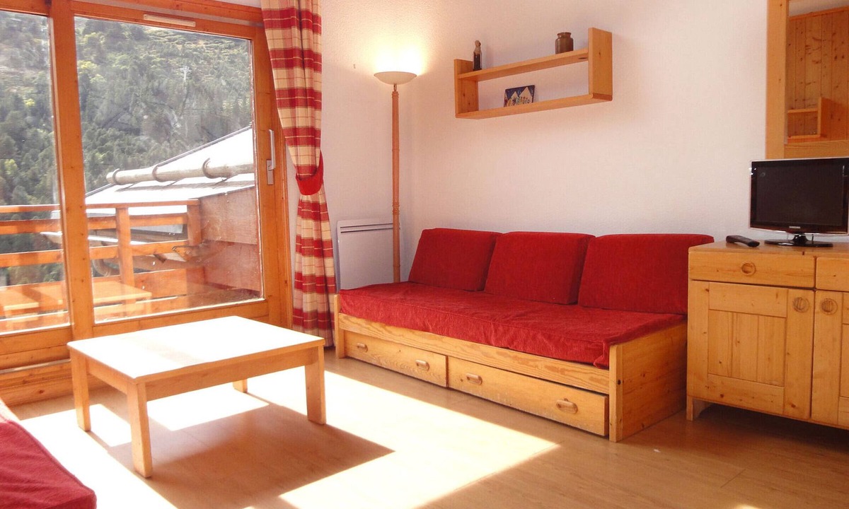 Meribel-Mottaret Apartment | Quiet duplex, bright living room with fireplace for 8 people