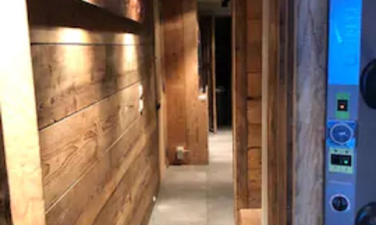 La Perriere Ski Chalet | Renovated 12-person chalet (6 bedrooms - 6 bathrooms) at La Tania Courchevel - domaine 3 vallées