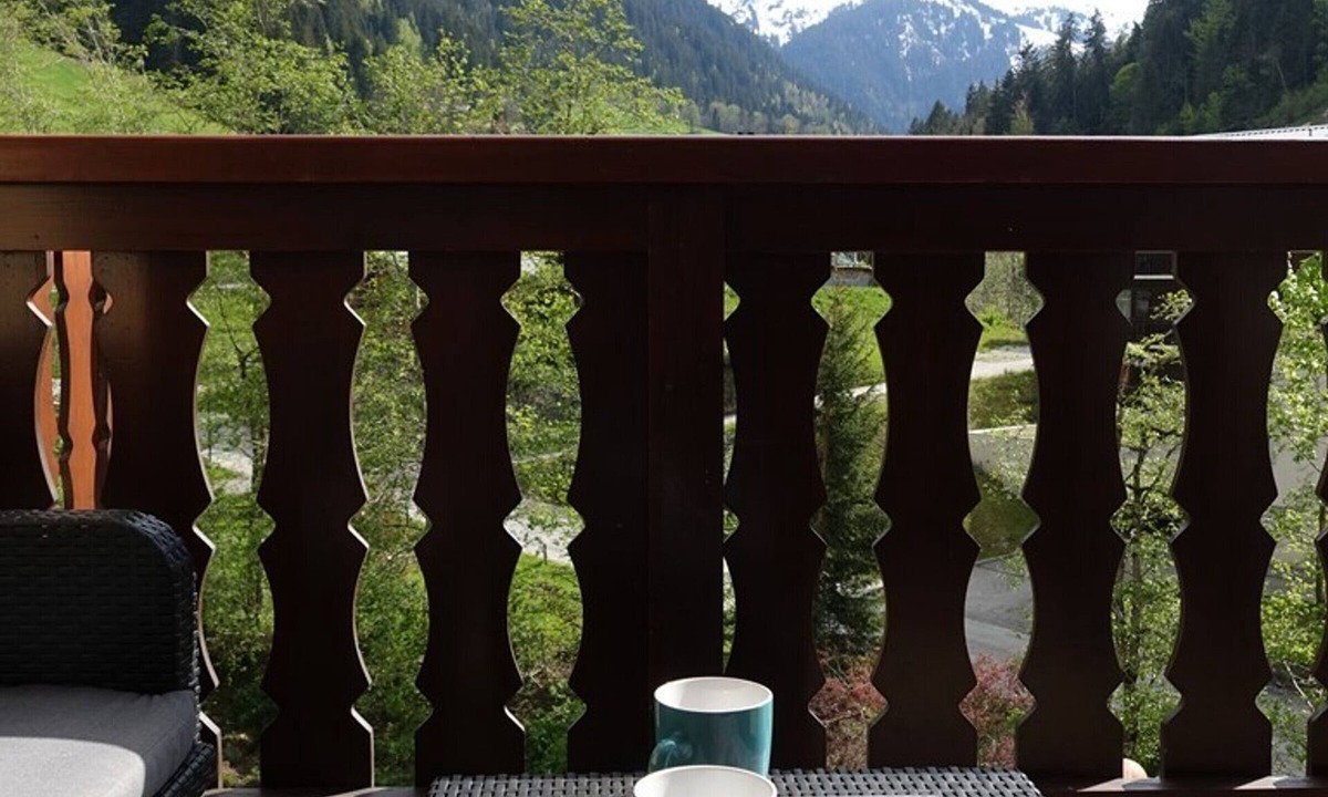 Areches Apartment | Renovated apartment with pool, near slopes, for 4 people