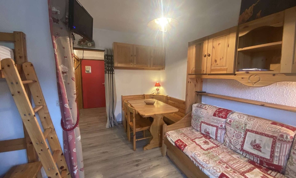 Areches Apartment | Renovated Cozy Apartment for 4-5 People with Pool Access