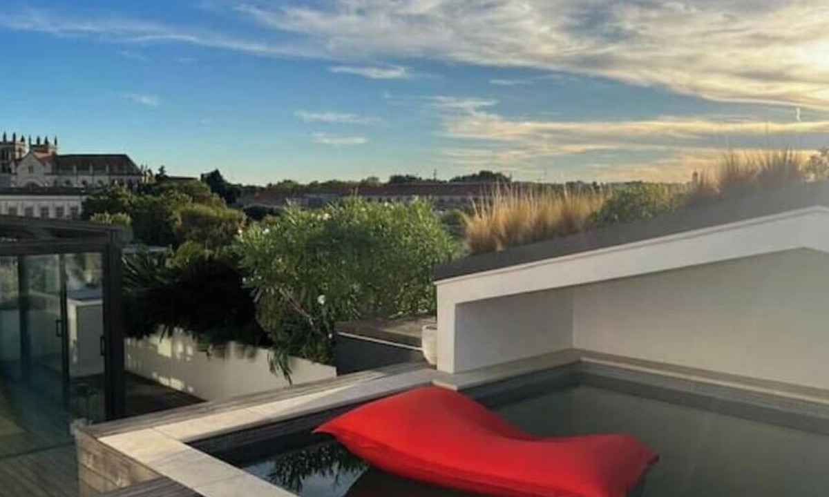 Les Beaux-Arts Apartment | Rooftop terrace with a pool right in the heart of downtown