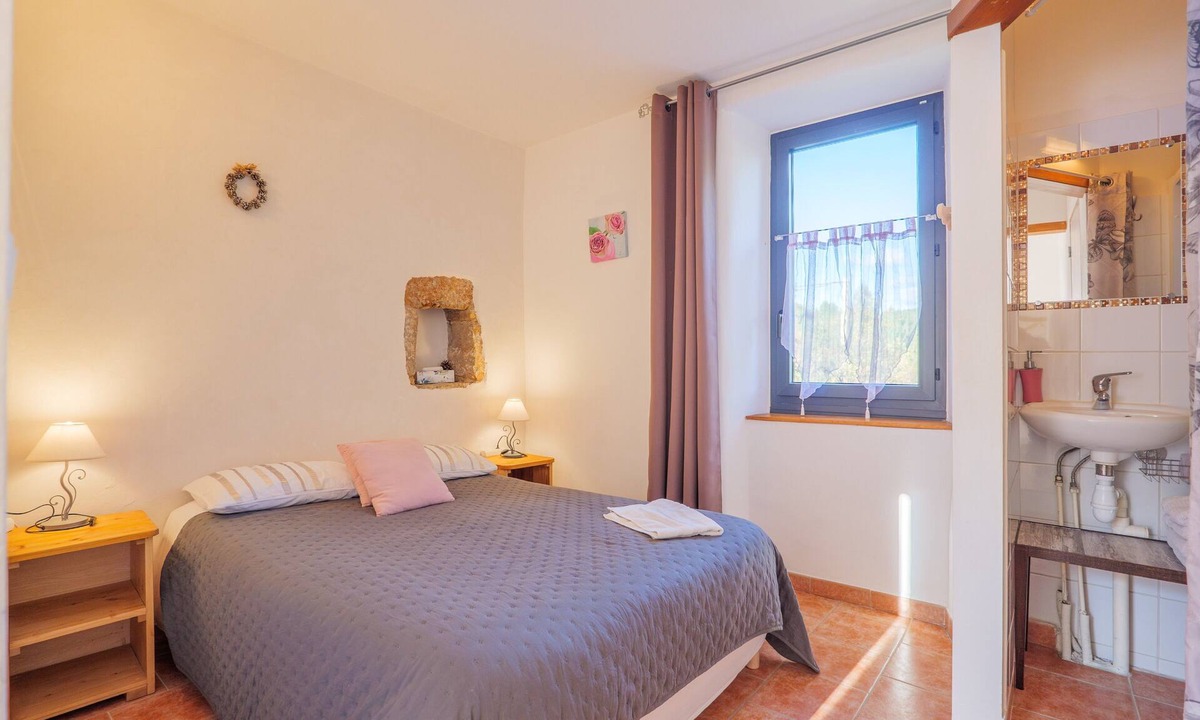 Laurac-en-Vivarais Bed & Breakfast | “Rosée” Guest Room with Shared Terrace, Communal Garden, and Wi-Fi