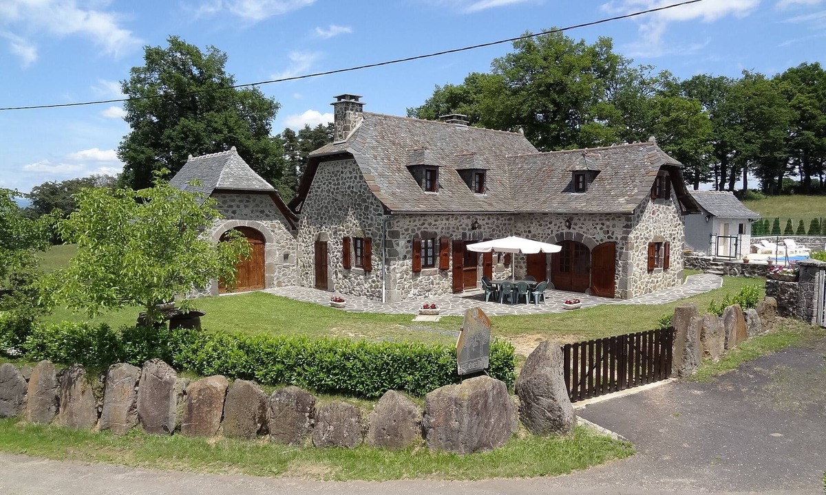 Lacroix-Barrez Cottage | Rural gite with private heated pool, trout fishing, boules court.