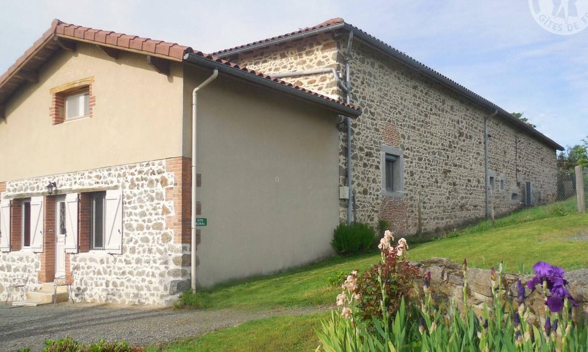 Chamboeuf Cottage | Rustic house with garden in Aveizieux, pets allowed