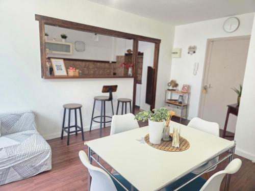 Ris Orangis Apartment | Séjour cosy près de Paris T3 cuisine ouverte et bar