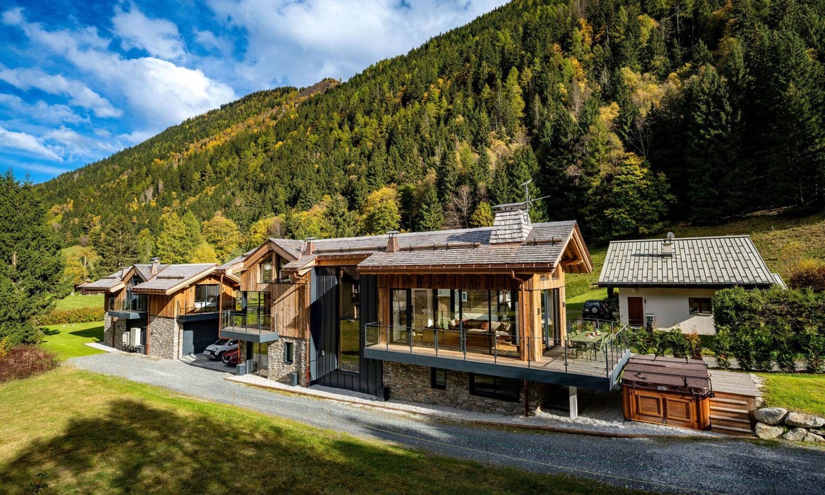 Le Lavancher Ski Chalet | Serviced Luxury Chalet with 10m Indoor Pool