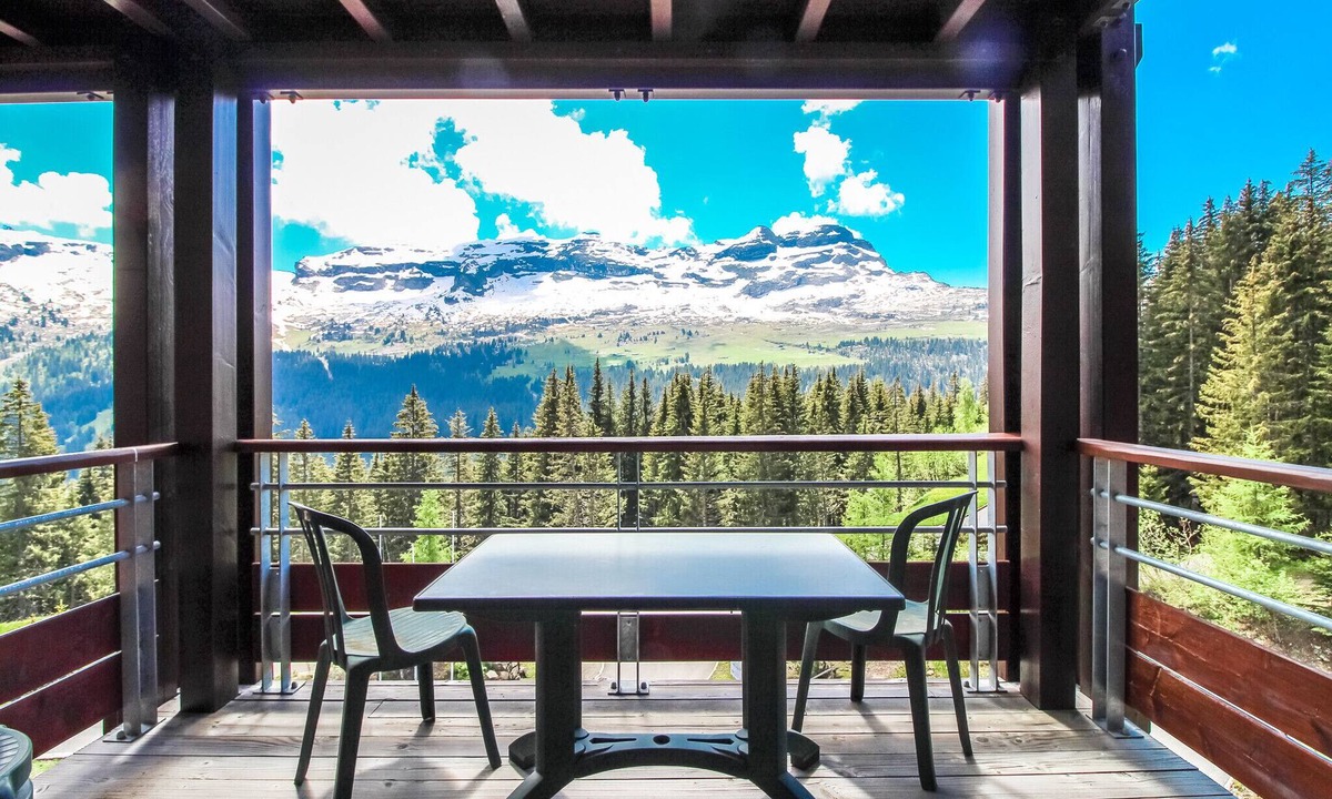 Flaine Apartment | South-facing newly renovated 2-bed apartment