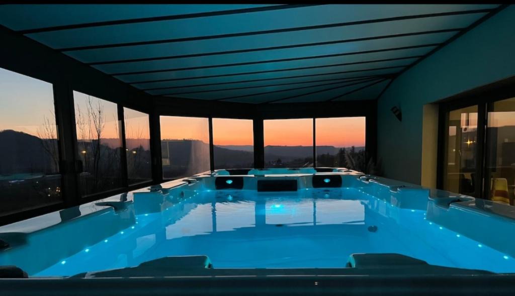 Severac-le-Chateau Villa | spa de nage et jacuzzi à Séverac d'Aveyron