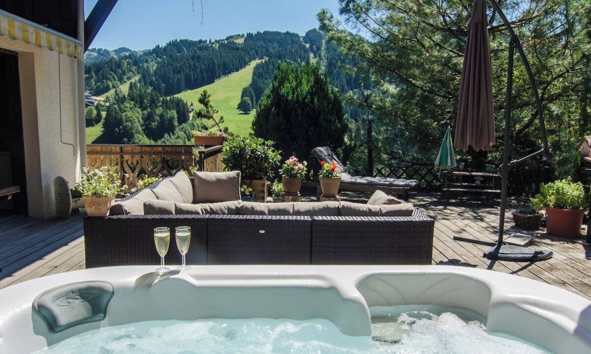 Les Gets Ski Chalet | Spacious 8-Bedroom Luxury Chalet with Hot Tub in Les Gets