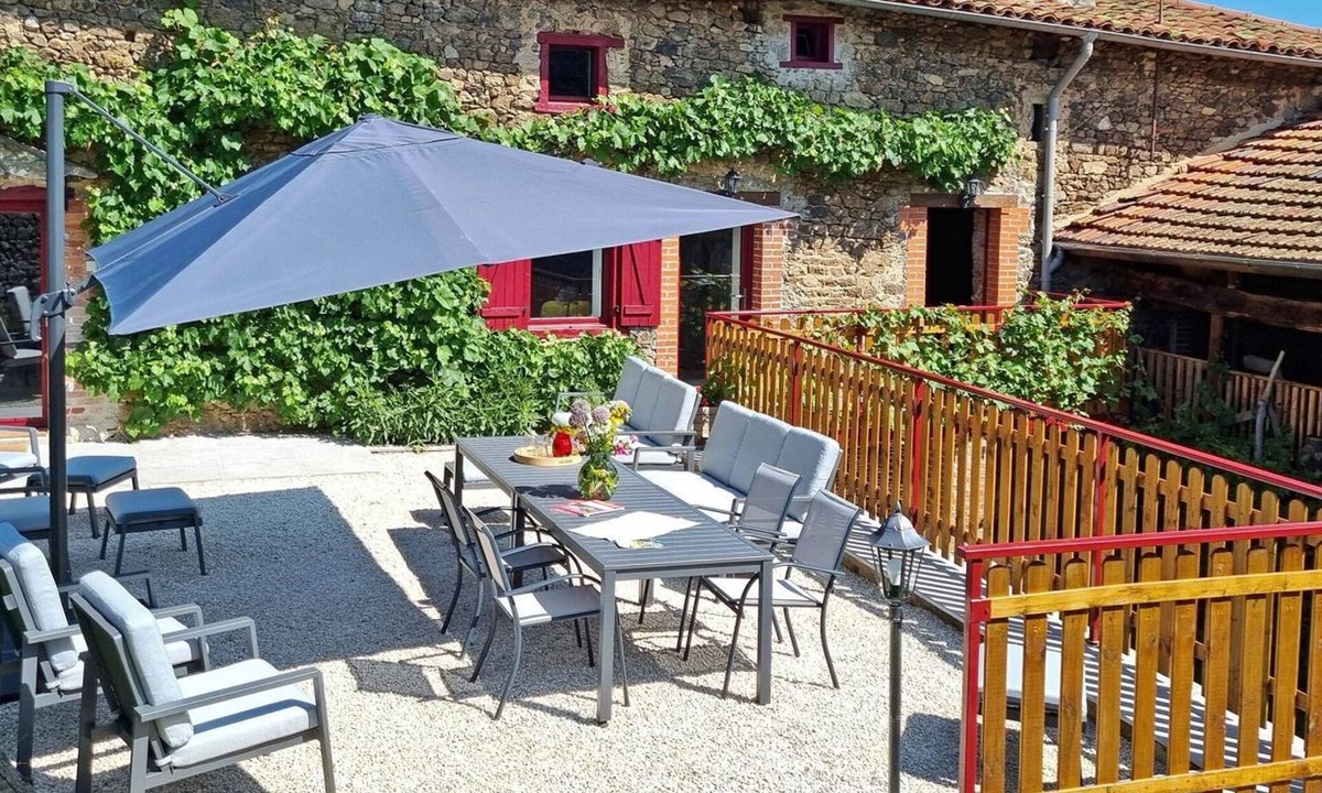 Saint-Denis-sur-Coise Cottage | Spacious house with spa and garden for 10 people