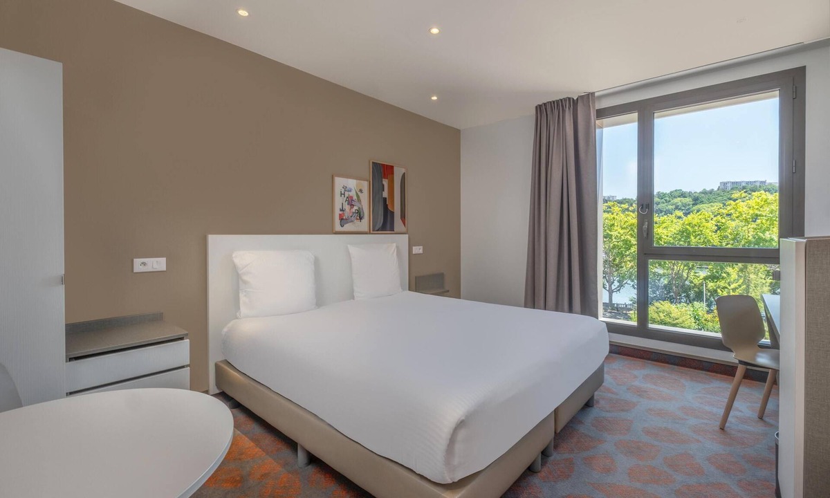 Le Bourg - Gare De Vaise Hotel | Spark by Hilton Lyon Park Saone