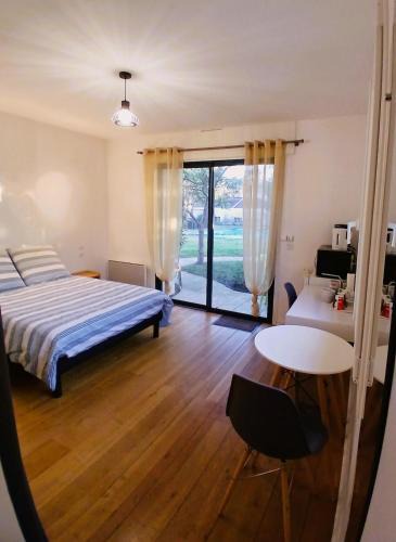 Irigny Apartment | Studio attenant à maison avec parking, jardin, piscine