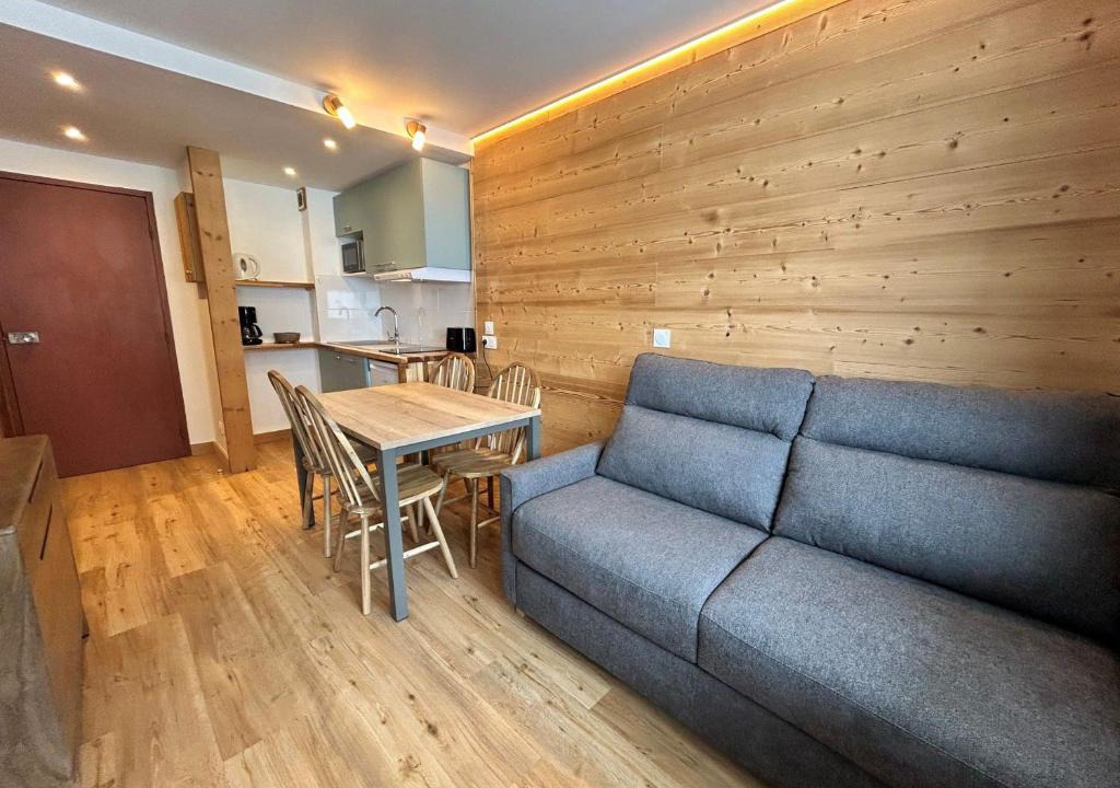 Val Claret Apartment | Studio cabine rénové au pied des pistes avec balcon à Tignes - FR-1-502-577