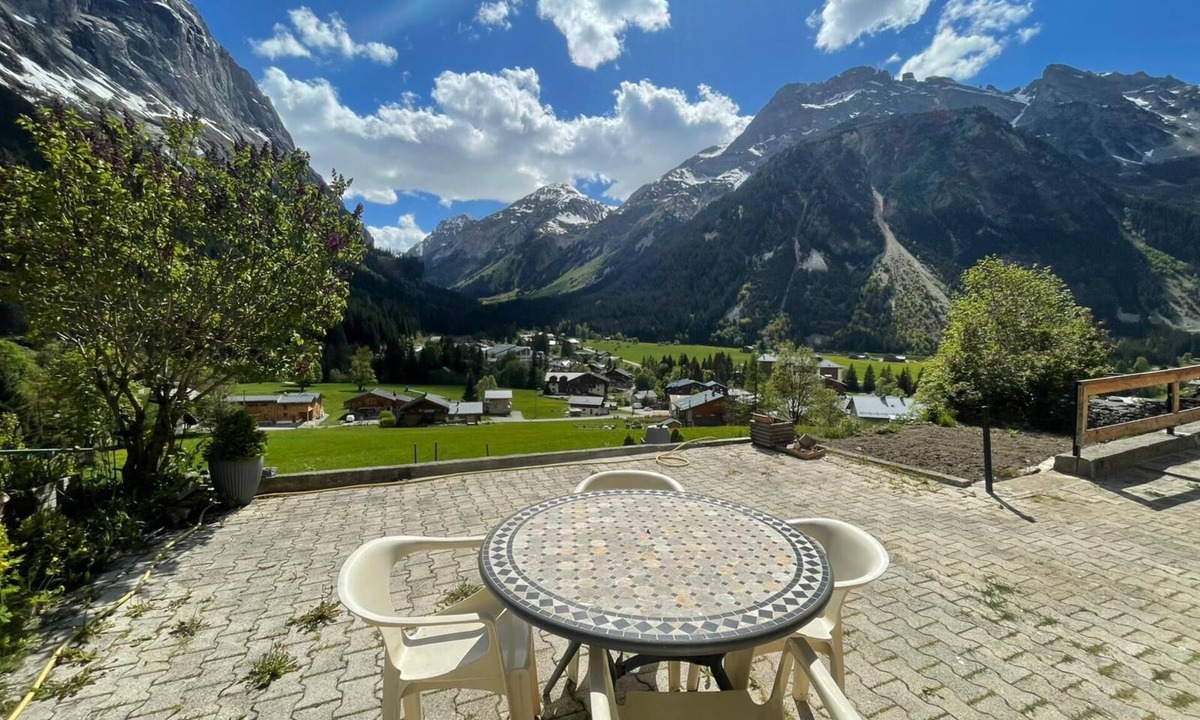 Pralognan-la-Vanoise Apartment | Studio les Bieux in a mountain chalet