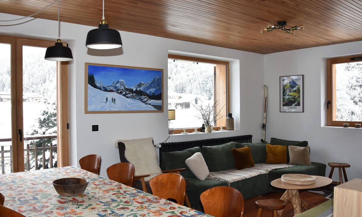Pralognan-la-Vanoise Ski Chalet | Sunny chalet with balcony and wood stove
