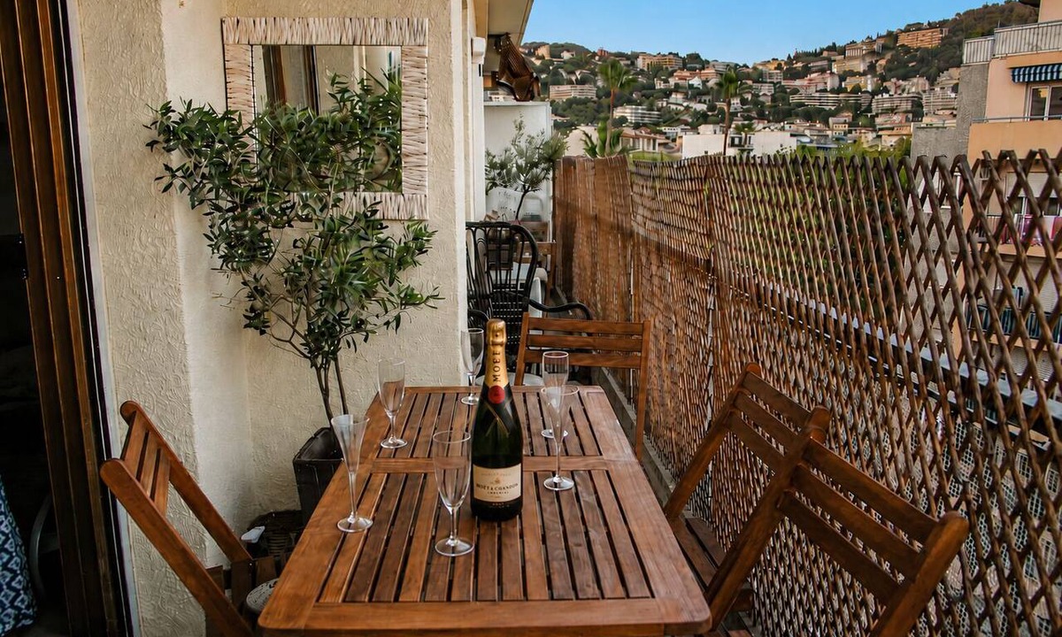 Riquier Apartment | Two-bedroom apartment with a terrace and a view of the Port of Nice—everything is within walking distance!