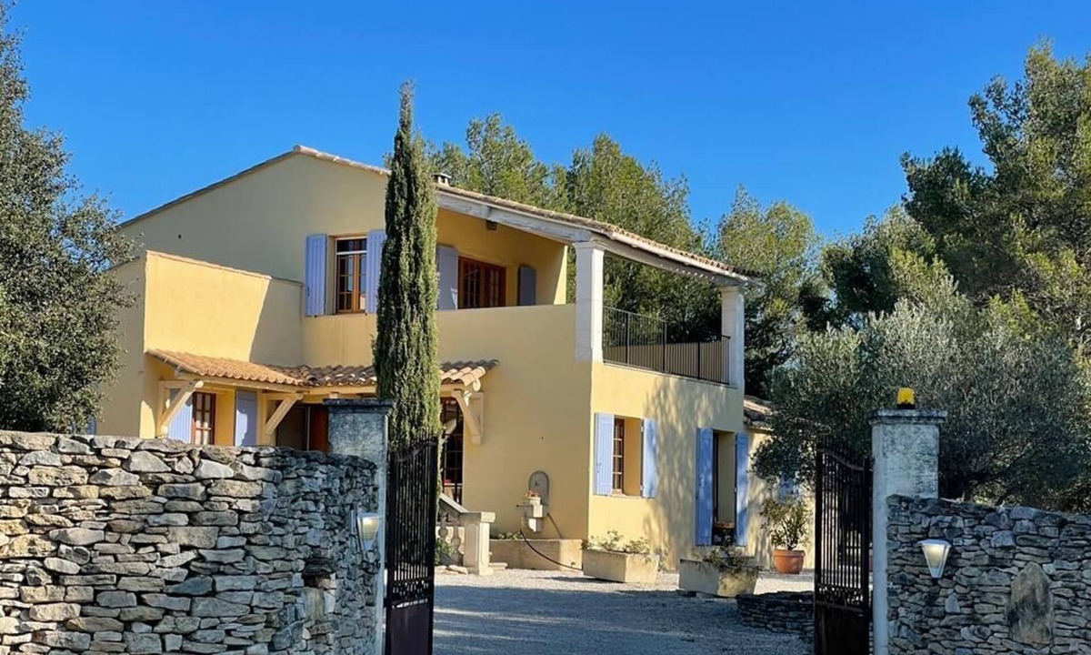 Cabrieres-d'Avignon Villa | Villa in a beautiful setting with views, very quiet. Large fenced property