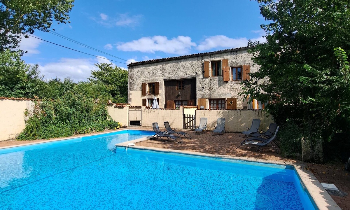 Saint-Pierre-de-Juillers Cottage | 🏡 Welcome to Cygne Cottage at Les Vallaies 🌞💦