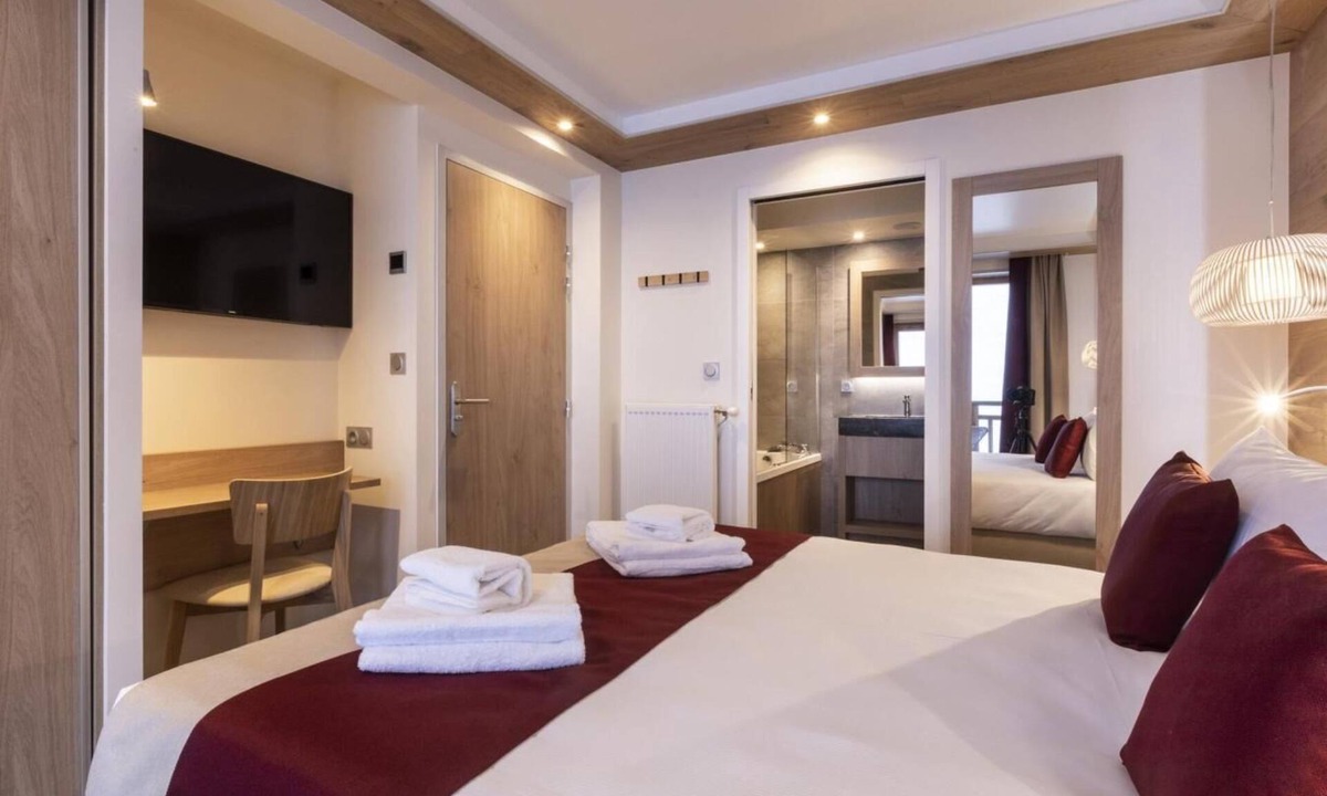 Lanslevillard Apartment | Wifi, 150m from resort center, fitness, swimming pool, sauna, hammam, balcony, fireplace or stove