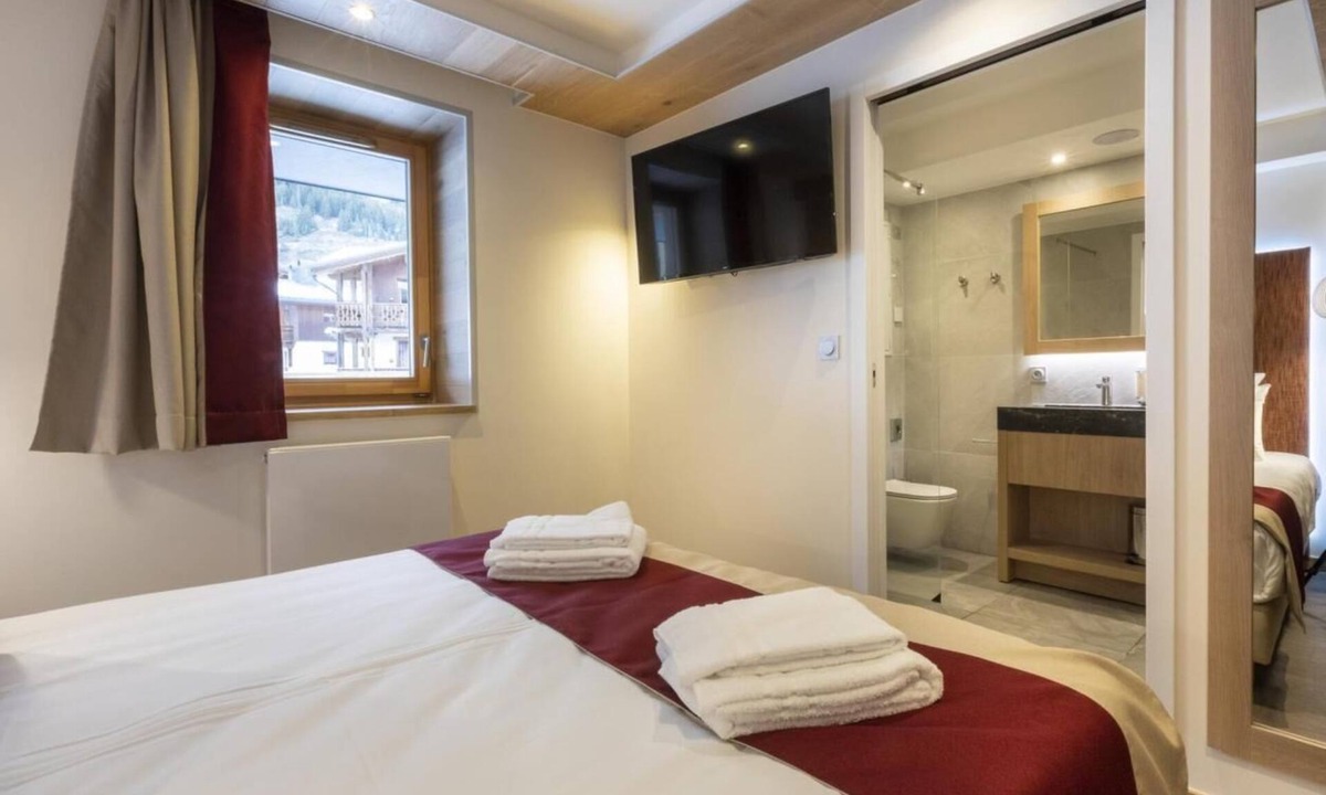 Lanslevillard Apartment | Wifi, 150m from resort center, fitness, swimming pool, sauna, hammam, balcony, fireplace or stove