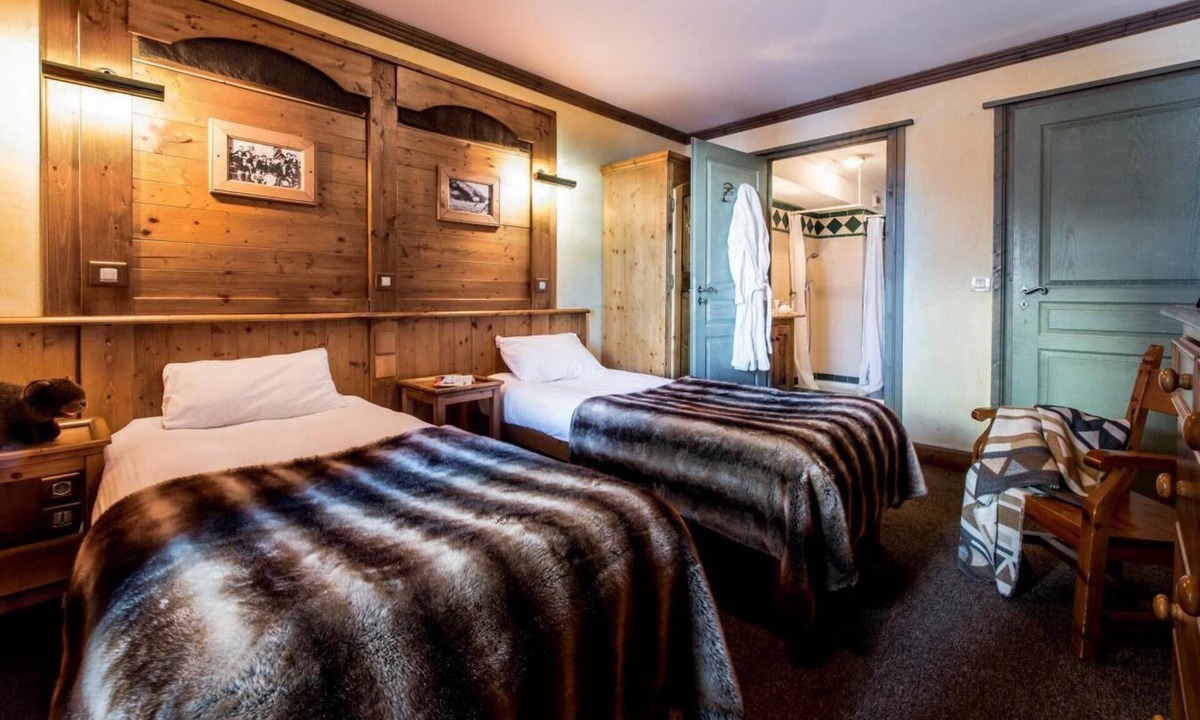 Les Almes Apartment | Wifi, ski-in/ski-out & foot of the slopes, fireplace or stove, tv, ski locker, 45m², Tignes