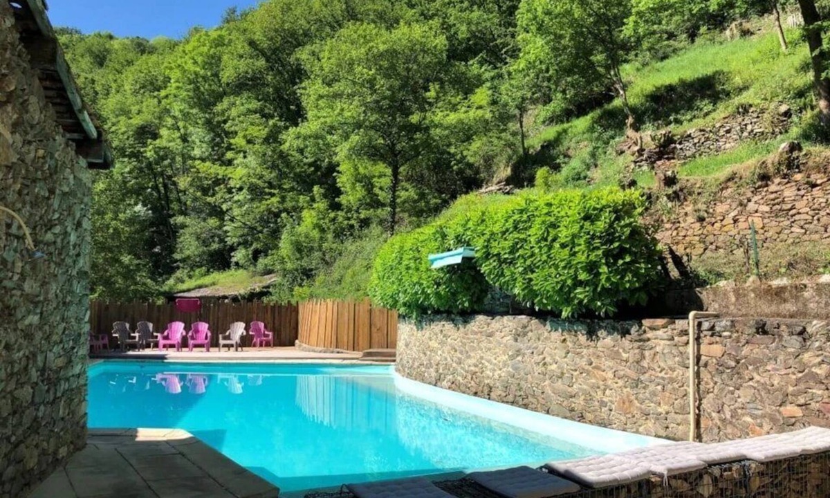 Saint-Constant-Fournoules Cabin | ZEcamping 3* toboggans chiens acceptés locatif LV BBQ 60m2 6 pers