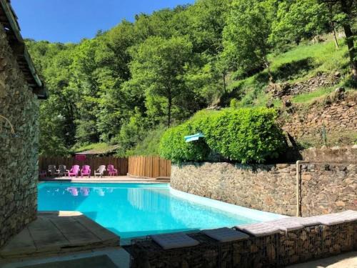 Saint-Constant-Fournoules House | ZEcamping 3 étoiles avec piscine bar et restaurant en bord de ruisseau