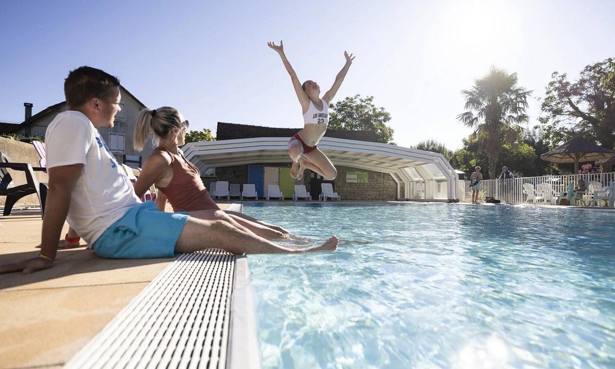 Thegra House | ZEcamping 4 étoiles piscine couverte animations locatif TV LV clim 37m2