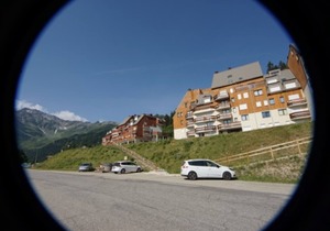 Cozy Studio with Balcony, Near Slopes and Shops, Ski-in/Ski-out Access