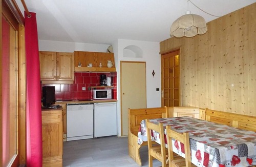 Pralognan-la-Vanoise Apartment | 100m from resort center, 2nd floor, balcony, tv, ski locker, 44m², Pralognan-la-Vanoise