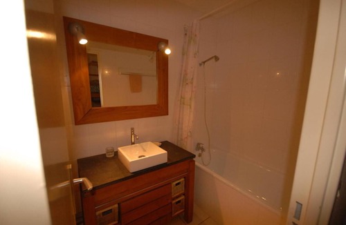 Eaux-Bonnes Apartment | 100m from resort center, 3rd floor, view ski slopes, balcony, tv, 29m², Gourette