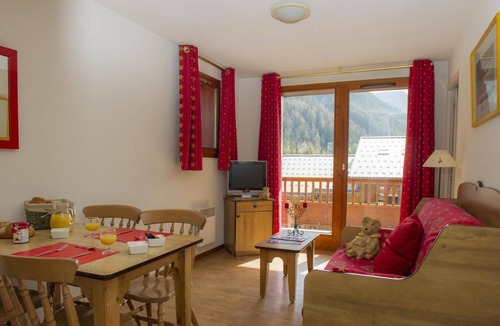 Villarodin-Bourget Apartment | 100m from resort center, swimming pool, balcony, tv, ski locker, 45m², La Norma