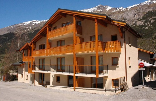 Lanslevillard Apartment | 100m from resort center, 1st floor, view mountain, balcony, tv, ski locker, 42m², Val Cenis