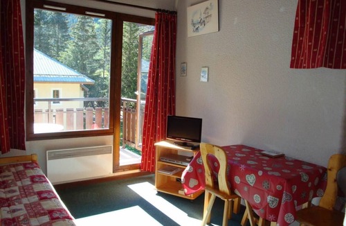 Pralognan-la-Vanoise Apartment | 10m from resort center, 3rd floor, balcony, parking, tv, 20m², Pralognan-la-Vanoise