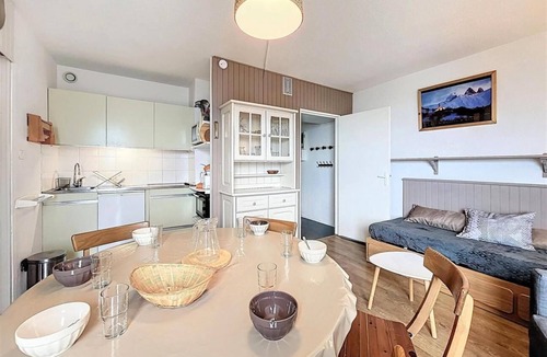 Le Corbier Apartment | 10m from resort center, 3rd floor, view mountain, swimming pool, tv, ski locker, 43m², Le Corbier