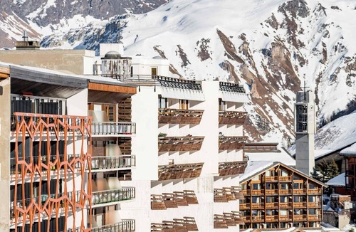 Tignes le Lac Apartment | 10m from resort center, 6th floor, view lake, balcony, tv, ski locker, 63m², Tignes
