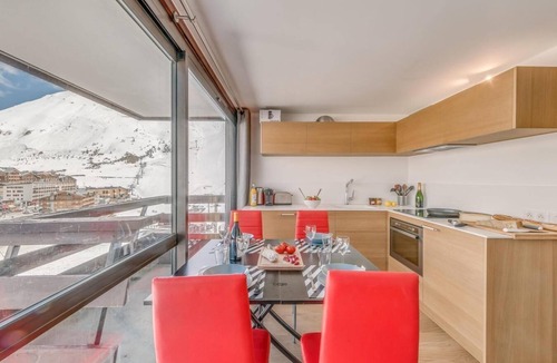 Tignes le Lac Apartment | 10m from resort center, 6th floor, view resort, balcony, tv, ski locker, 26m², Tignes