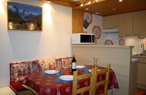 Tignes le Lac Apartment | 10m from resort center, 8th floor, view lake, balcony, tv, ski locker, 28m², Tignes
