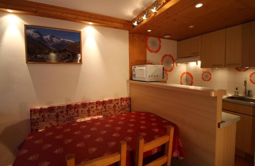 Tignes le Lac Apartment | 10m from resort center, 8th floor, view lake, balcony, tv, ski locker, 28m², Tignes
