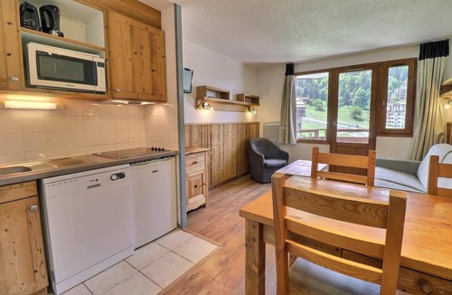 La Perriere Apartment | 150m from resort center, 6th floor, balcony, ski locker, 25m², La Tania